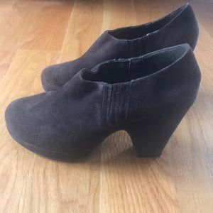 Me Too brown suede booties
